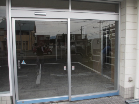 FIX窓を出入り口に。茨城県つくば市筑穂　Ｕ・Ｇ店舗